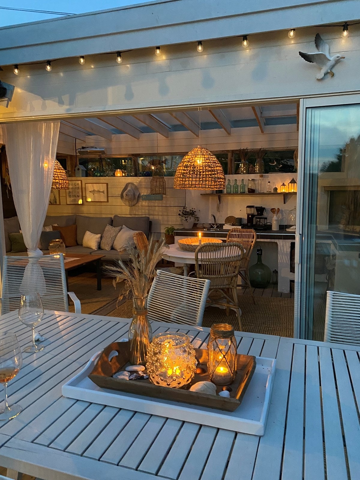 Når kvelden kommer, skaper belysningen en stemningsfull atmosfære på uteplassen. Selgers private bilde fra sommerstid. Galleribilde