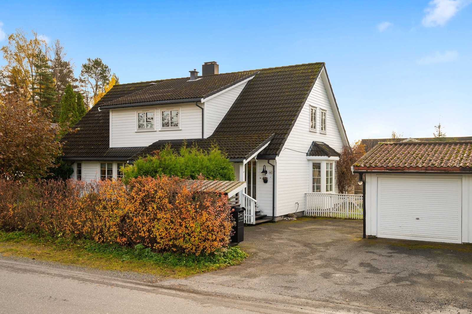 Eiendommen ligger sentralt til på Ekholt, et populært og rolig område med parkering i garasje og på egen tomt. Galleribilde