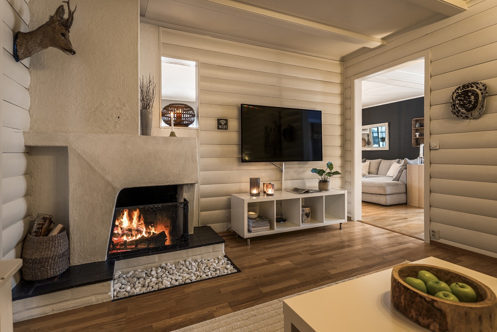 Boligen har to stuer. Den hyggelige TV-stuen er utstyrt med en åpen peis. Galleribilde