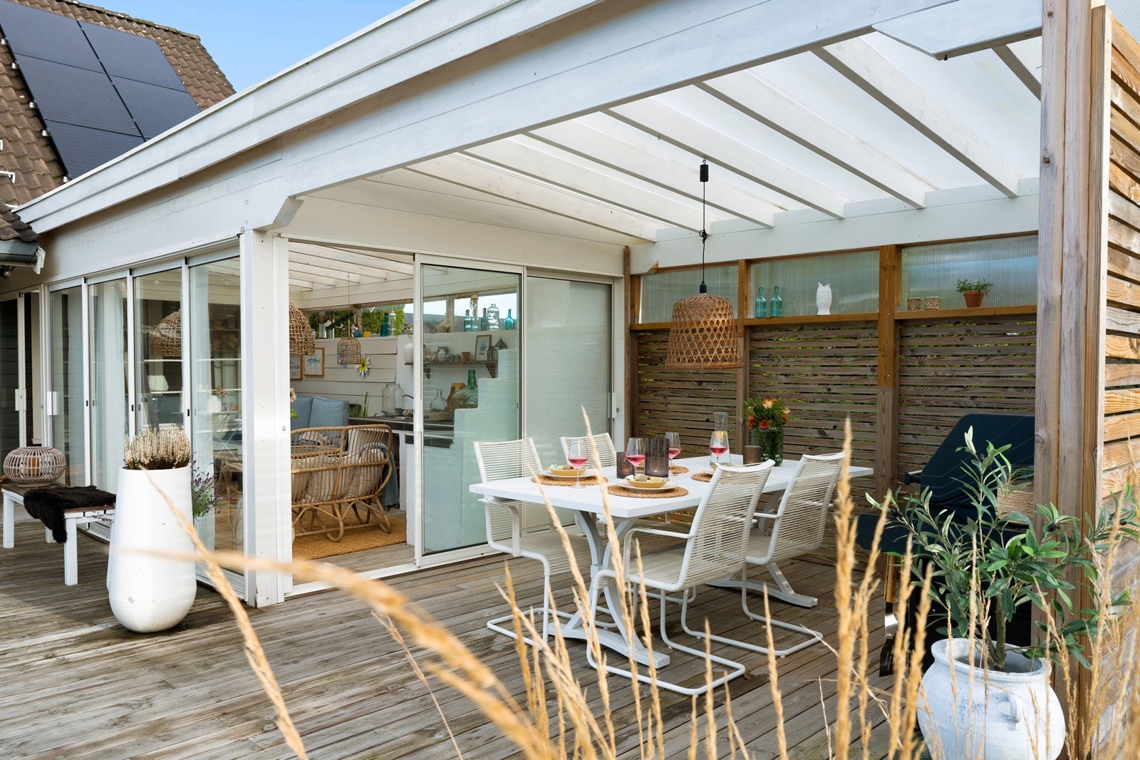 Store skyvedører i glass kan åpnes helt opp mot terrassen. Galleribilde