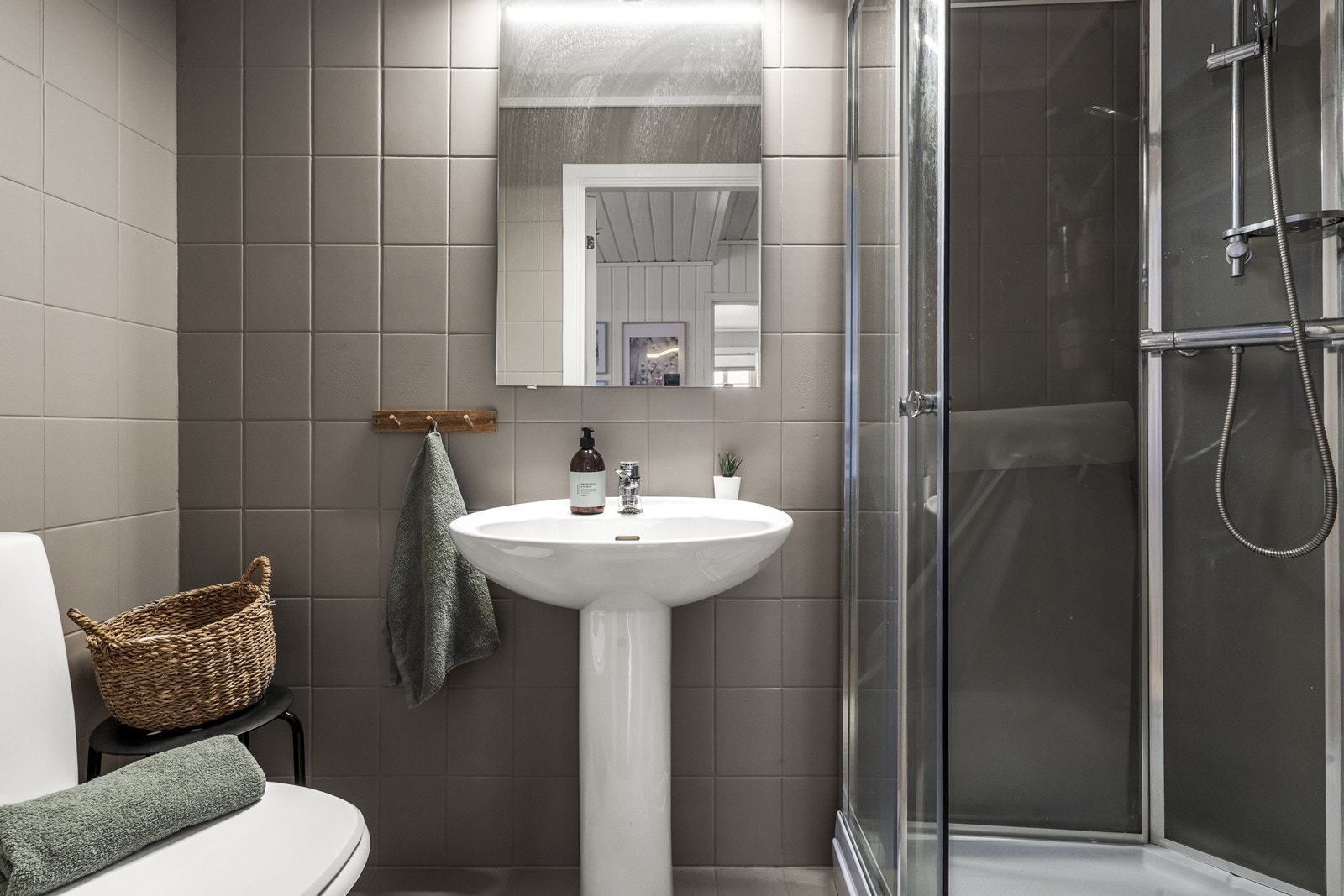 Det andre badet i etasjen er fra 1986, men er oppgradert med nyere innredning og dusjkabinett. Galleribilde