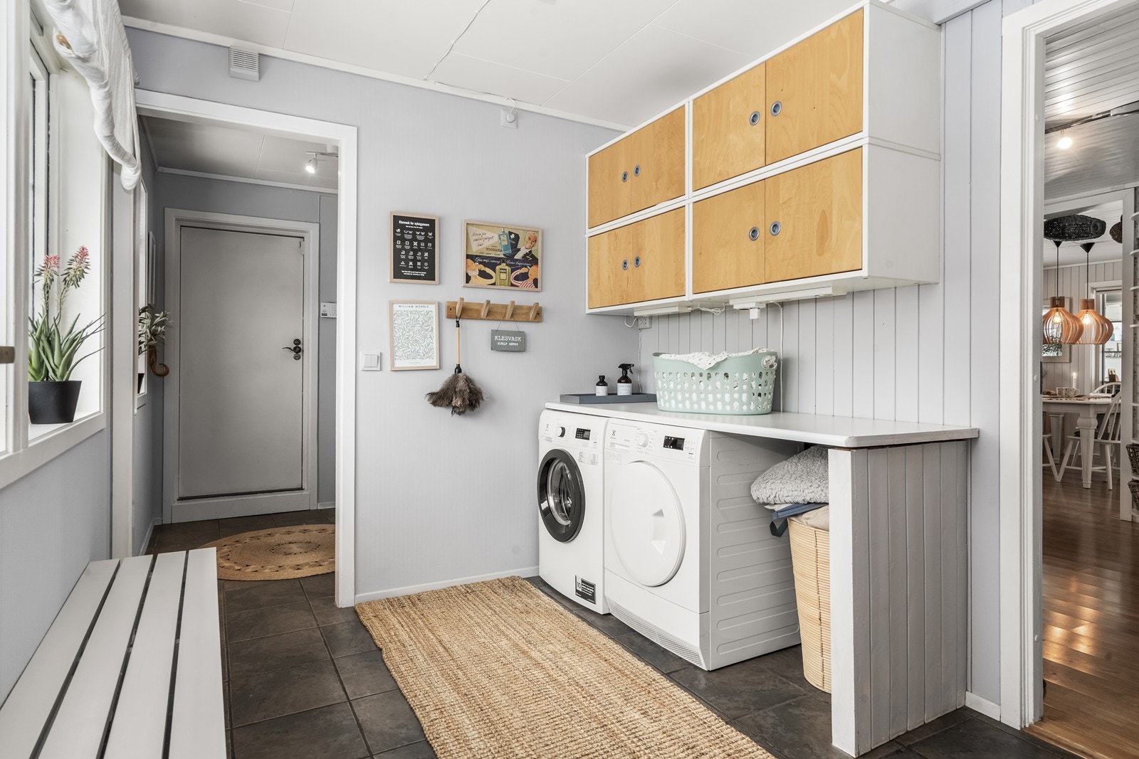 Et praktisk vaskerom med egen bi-inngang, gulvvarme og opplegg for vaskemaskin forenkler hverdagsrutinene. Galleribilde