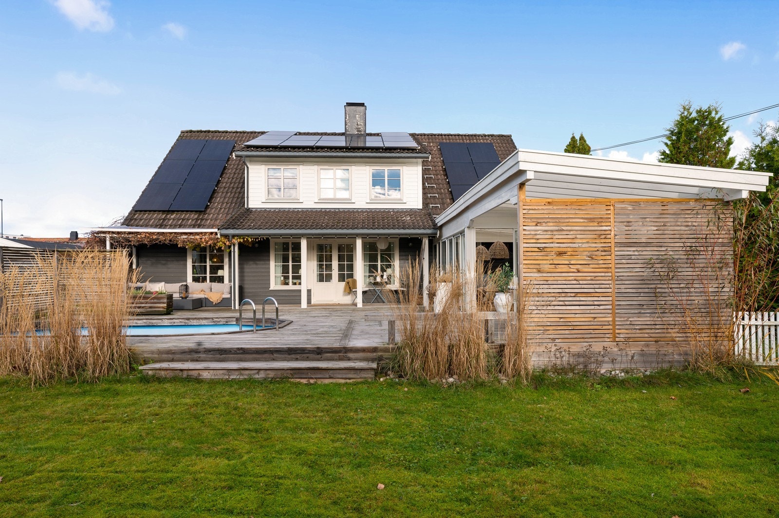 For pendlere er det kun 45 minutter med tog til Oslo. Solcelleanlegget ble montert på taket i 2023 og bidrar til en moderne og energieffektiv hverdag. Galleribilde