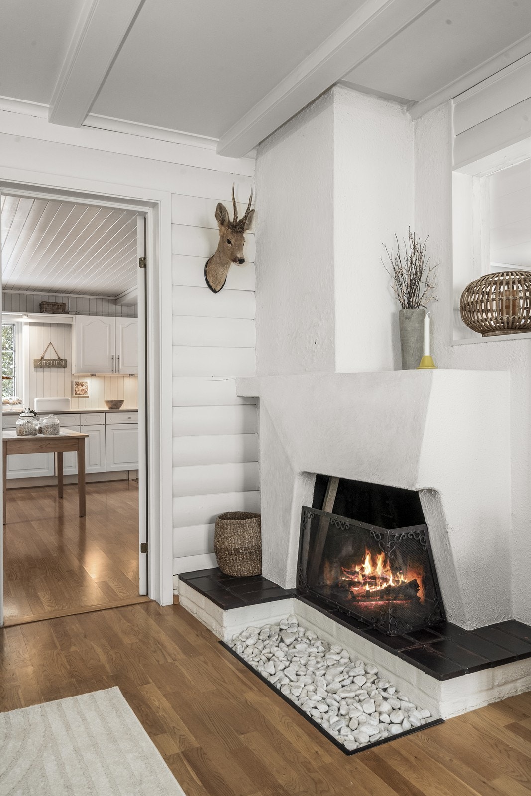 Den åpne peisen er et sentralt element som skaper en varm og innbydende atmosfære. Galleribilde