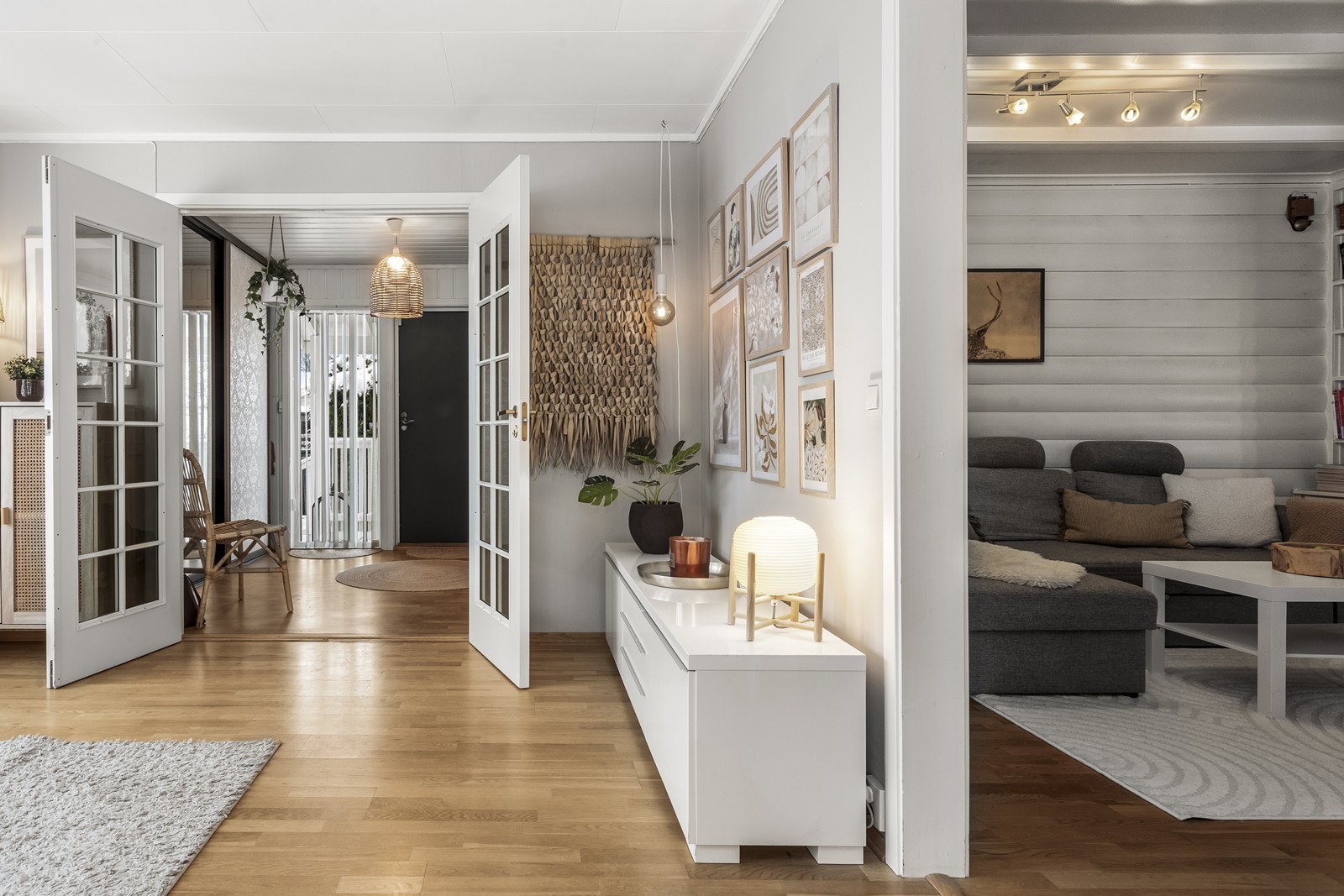 Fra hallen åpner boligen seg opp mot de sosiale sonene i etasjen. Galleribilde