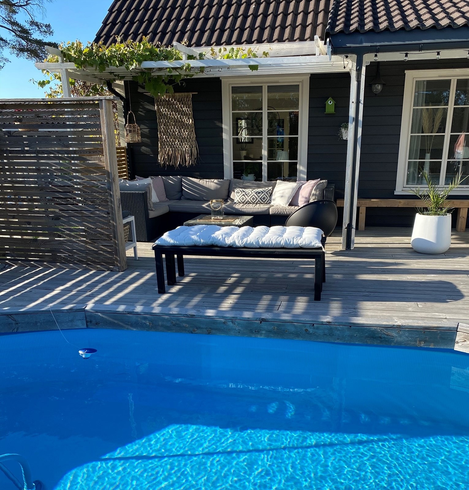 Uteplassen har flere sosiale soner for ulike anledninger. Selgers private bilde fra sommerstid. Galleribilde