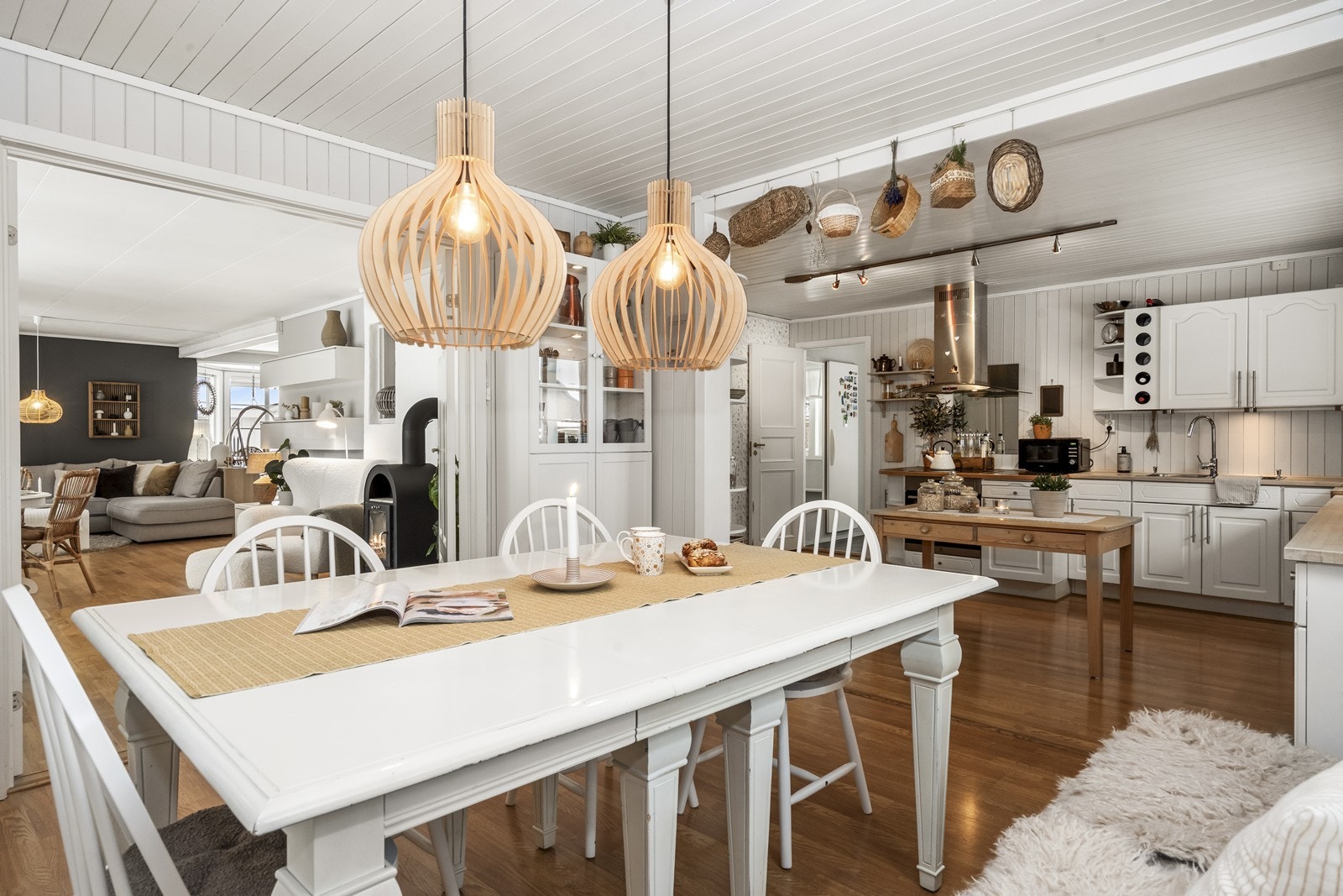 Spisestuen ligger i åpen løsning mot kjøkkenet, og har en effektiv luft-til-luft varmepumpe fra 2021. Galleribilde