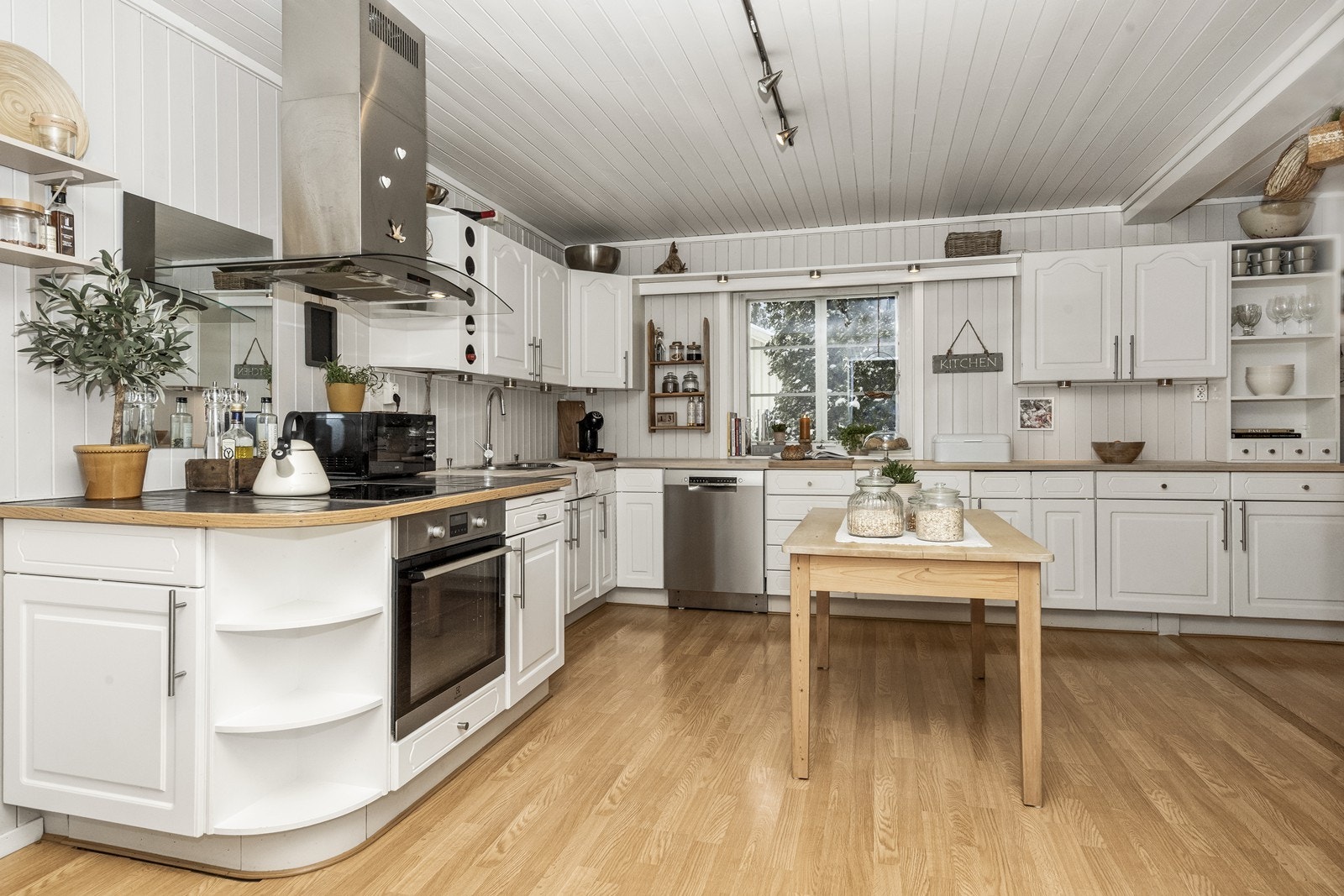 Kjøkkenet har en innredning med profilerte fronter og rikelig med skap- og benkeplass. Galleribilde