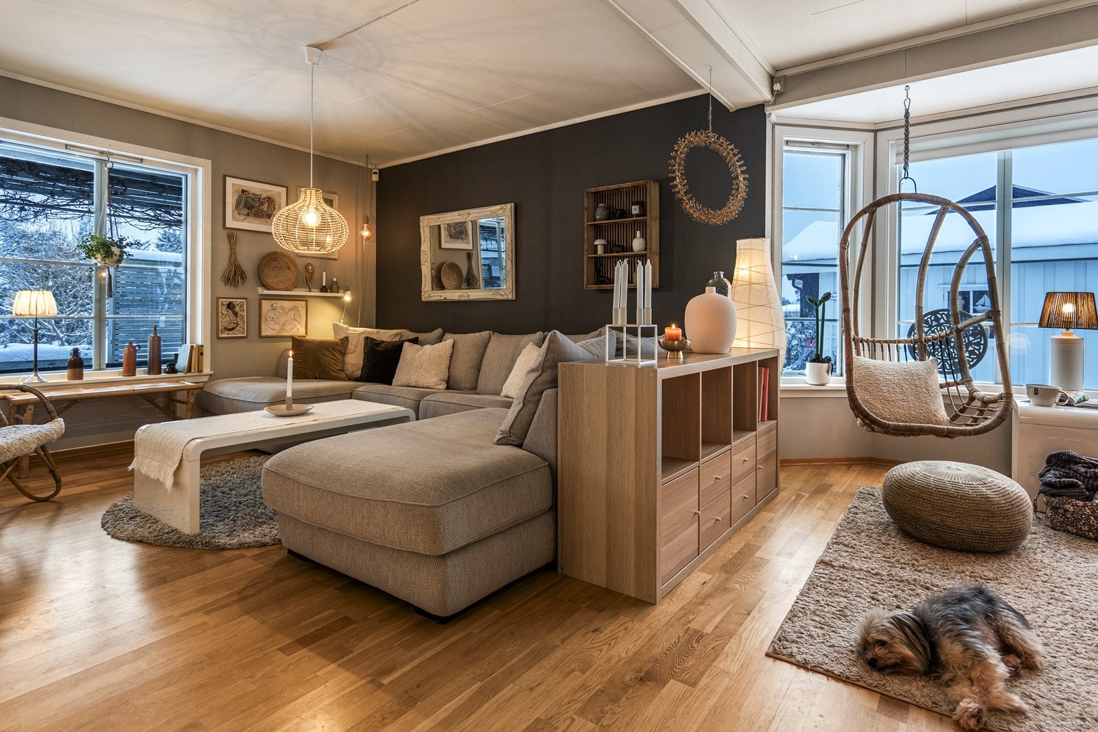 Rommet er et naturlig samlingspunkt med plass til både avslapning og sosialt samvær. Galleribilde