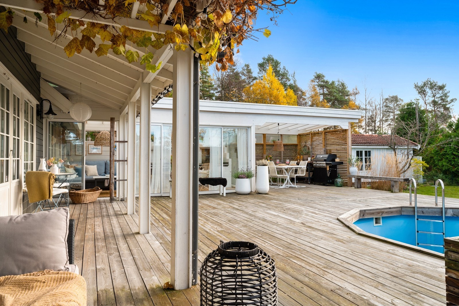 Dette er en innholdsrik familiebolig med en imponerende uteplass som gir rom for et aktivt uteliv. Galleribilde