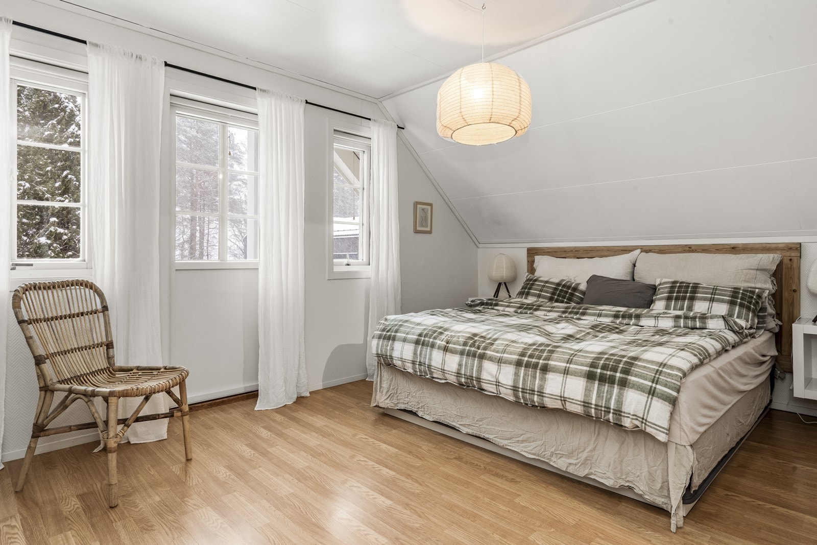 Hovedsoverommet er romslig og lyst, med plass til dobbeltseng og møblement. Galleribilde