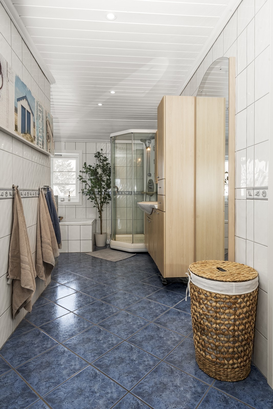 Badet fra 2002 er utstyrt med både dusjkabinett og badekar. Galleribilde