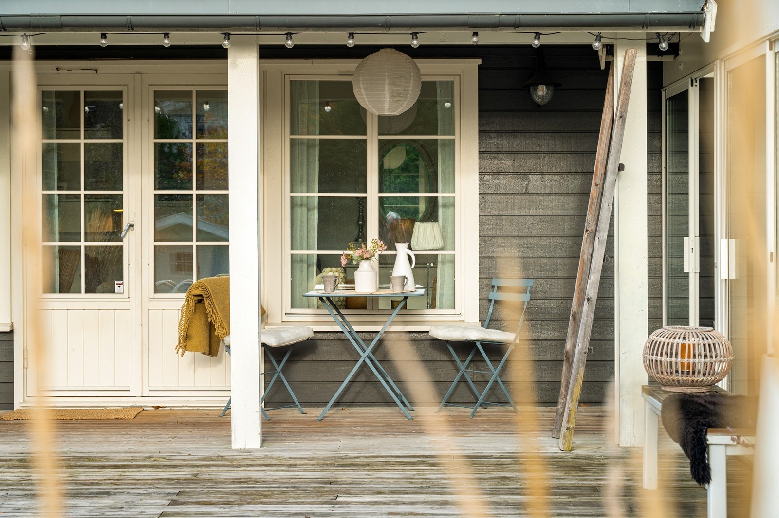 Det er flere lune kroker på terrassen for avslapning. Galleribilde