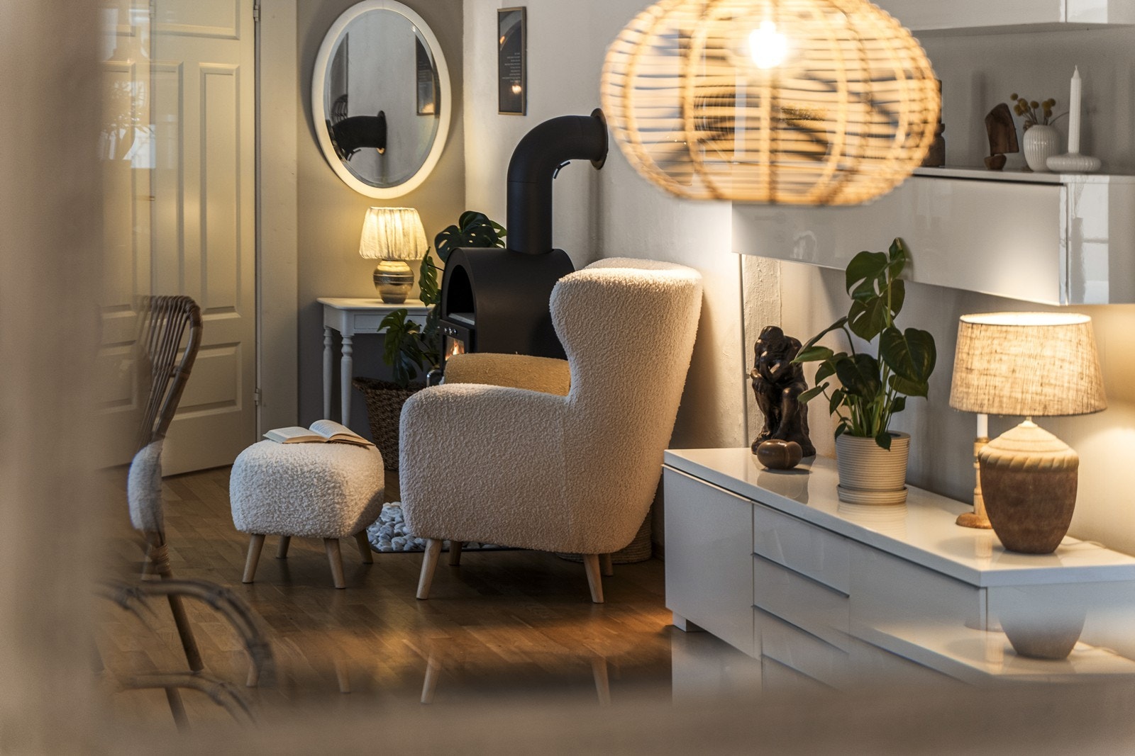 Stuen har flere møbleringssoner og gode lysforhold. Galleribilde