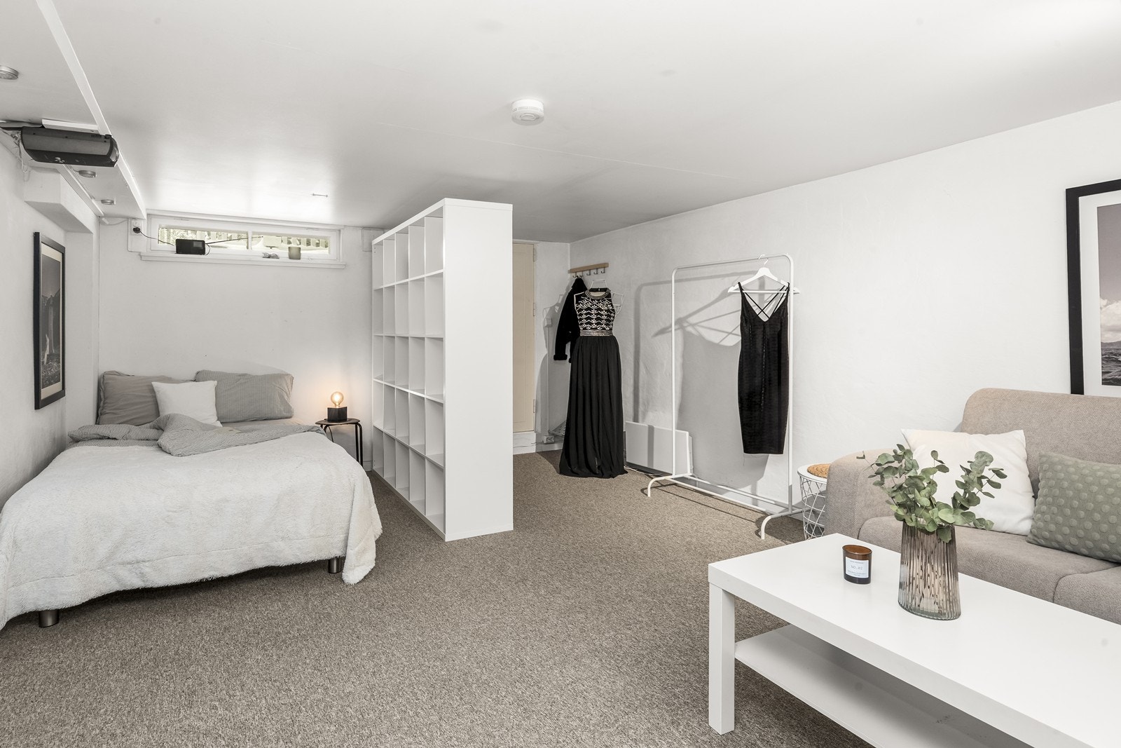 Kjellerstuen gir ekstra rom med tv-stue for familien. Det gjøres oppmerksom på at rommet ikke er godkjent som soverom/varig opphold. Galleribilde