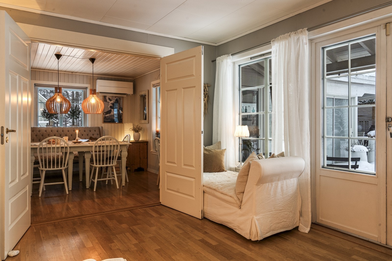 Fra stuen er det direkte utgang til den store terrassen på 110 m². Galleribilde