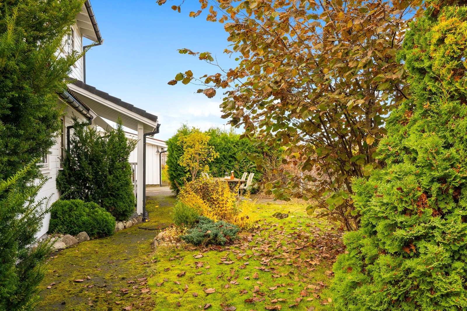Eiendommen er omkranset av hekk og beplantning, som gir en usjenert følelse. Galleribilde