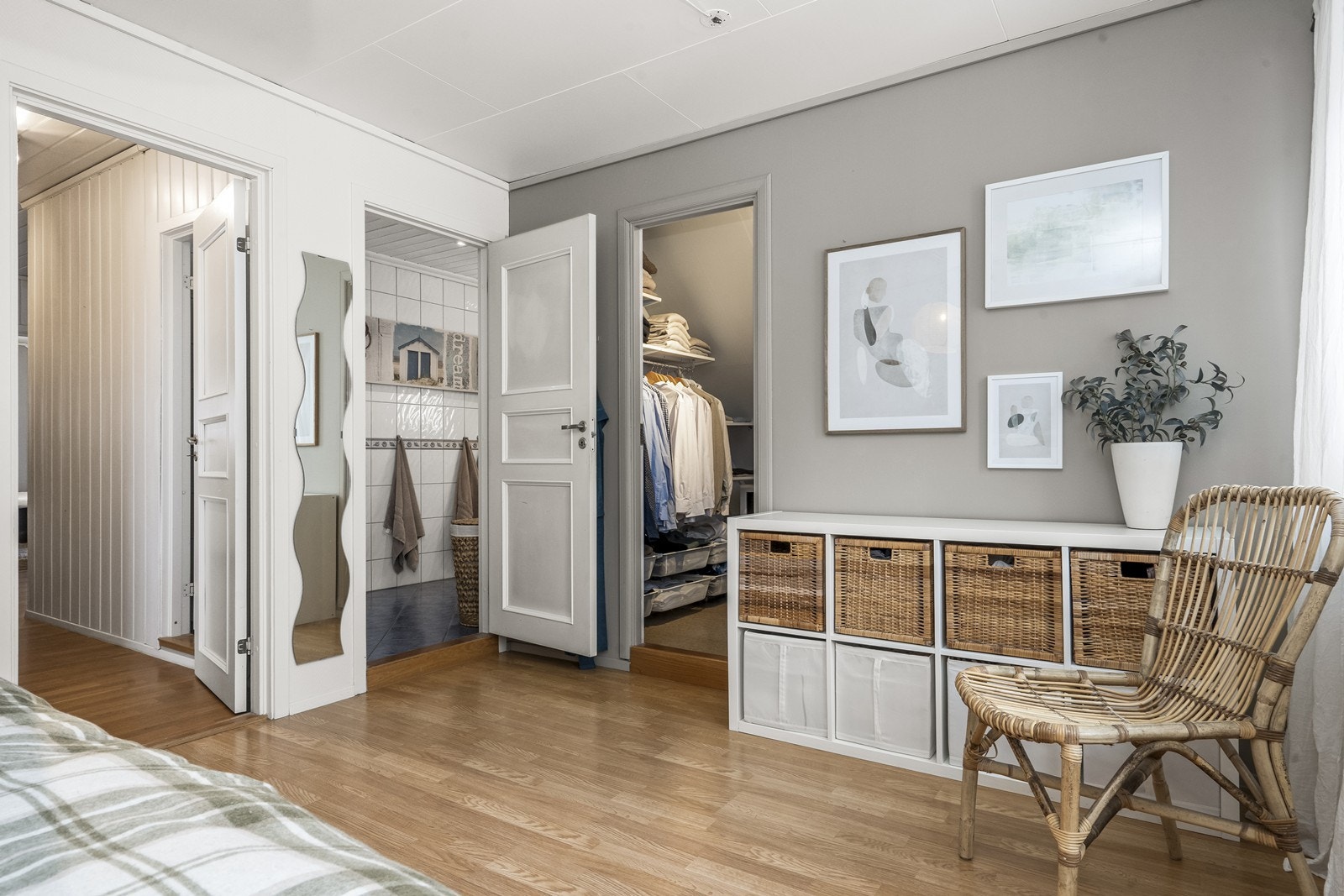 Fra hovedsoverommet er det direkte adkomst til både bad og et praktisk omkledningsrom. Galleribilde