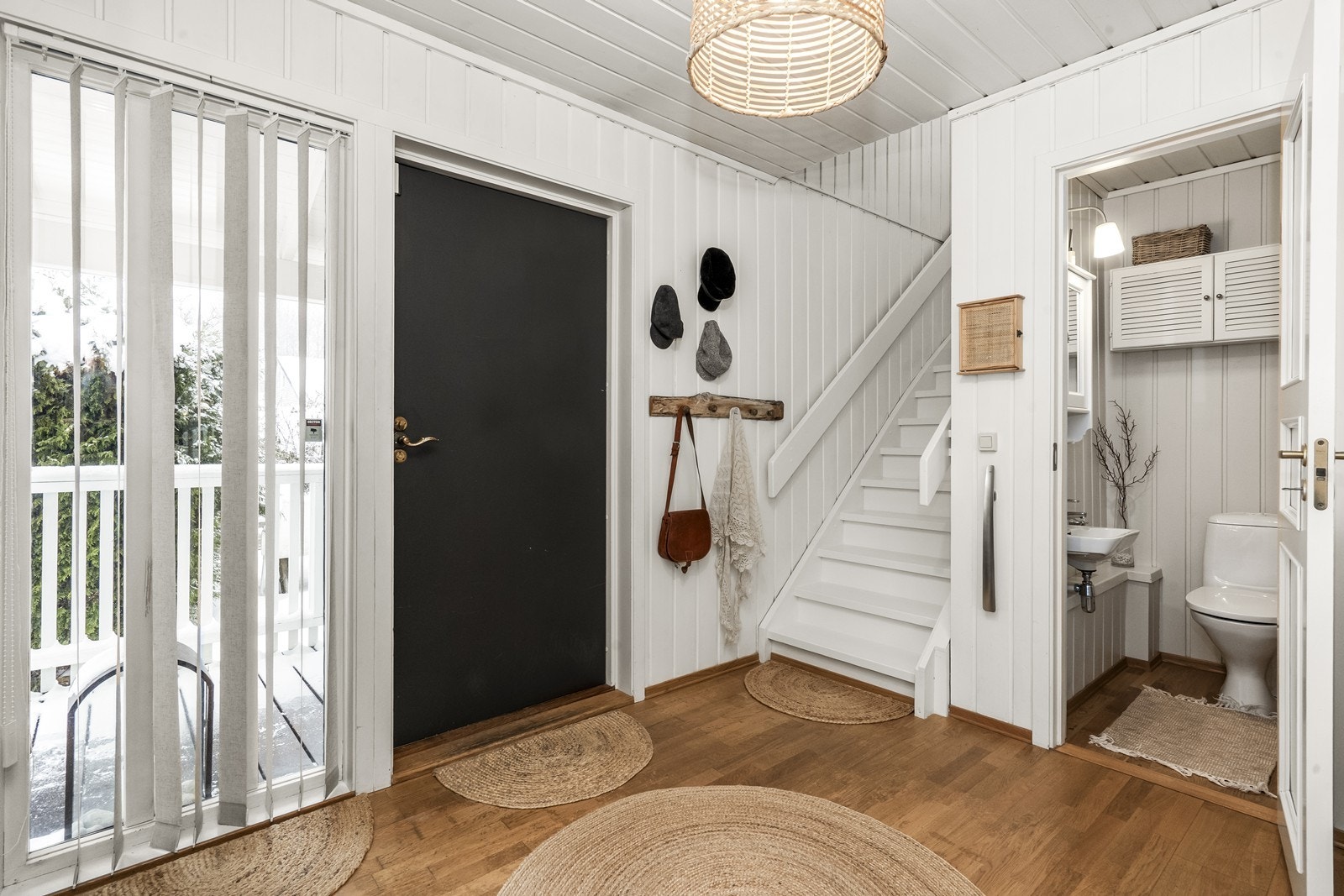 Boligens hovedentré leder inn til en romslig hall med trapp til de øvrige etasjene. Galleribilde