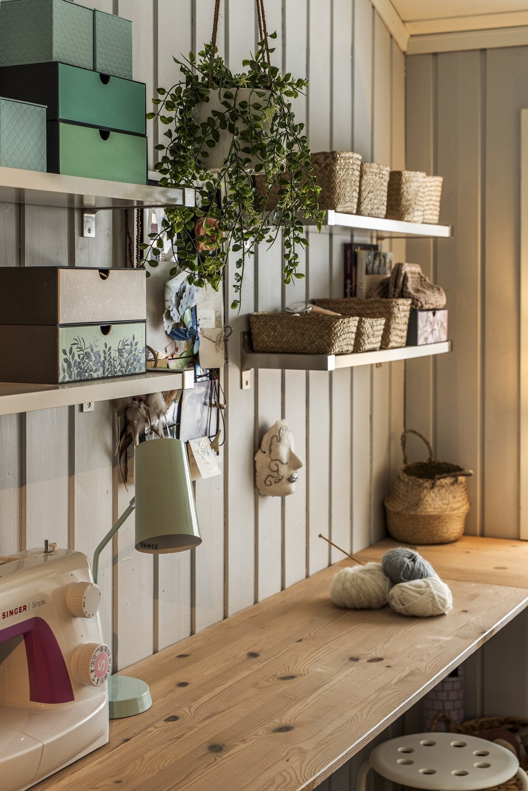 Hobbyrommet har gode arbeidsflater og oppbevaringsløsninger. Galleribilde