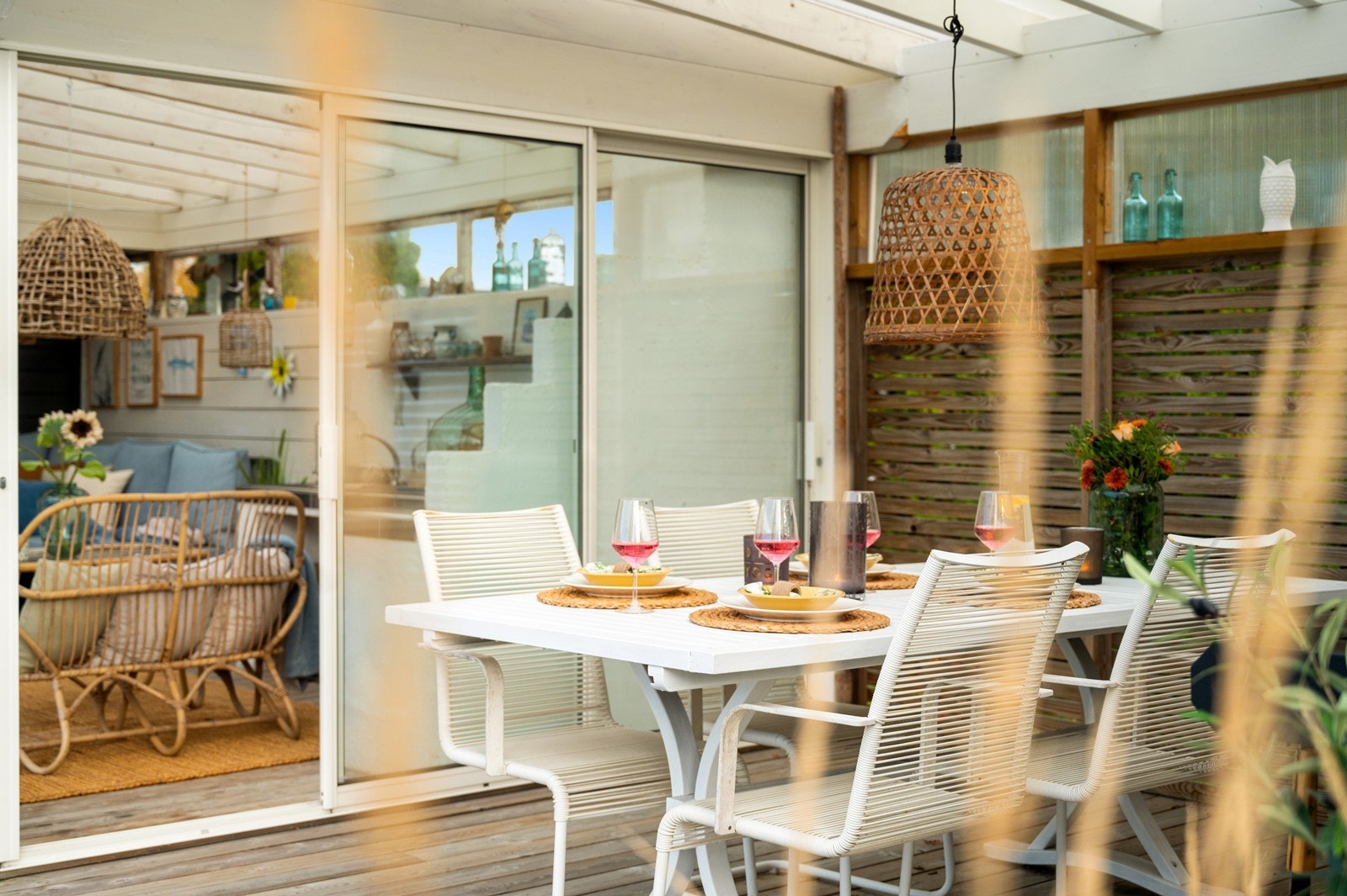 Fra hagestuen har du utsikt over terrassen og hagen. Galleribilde