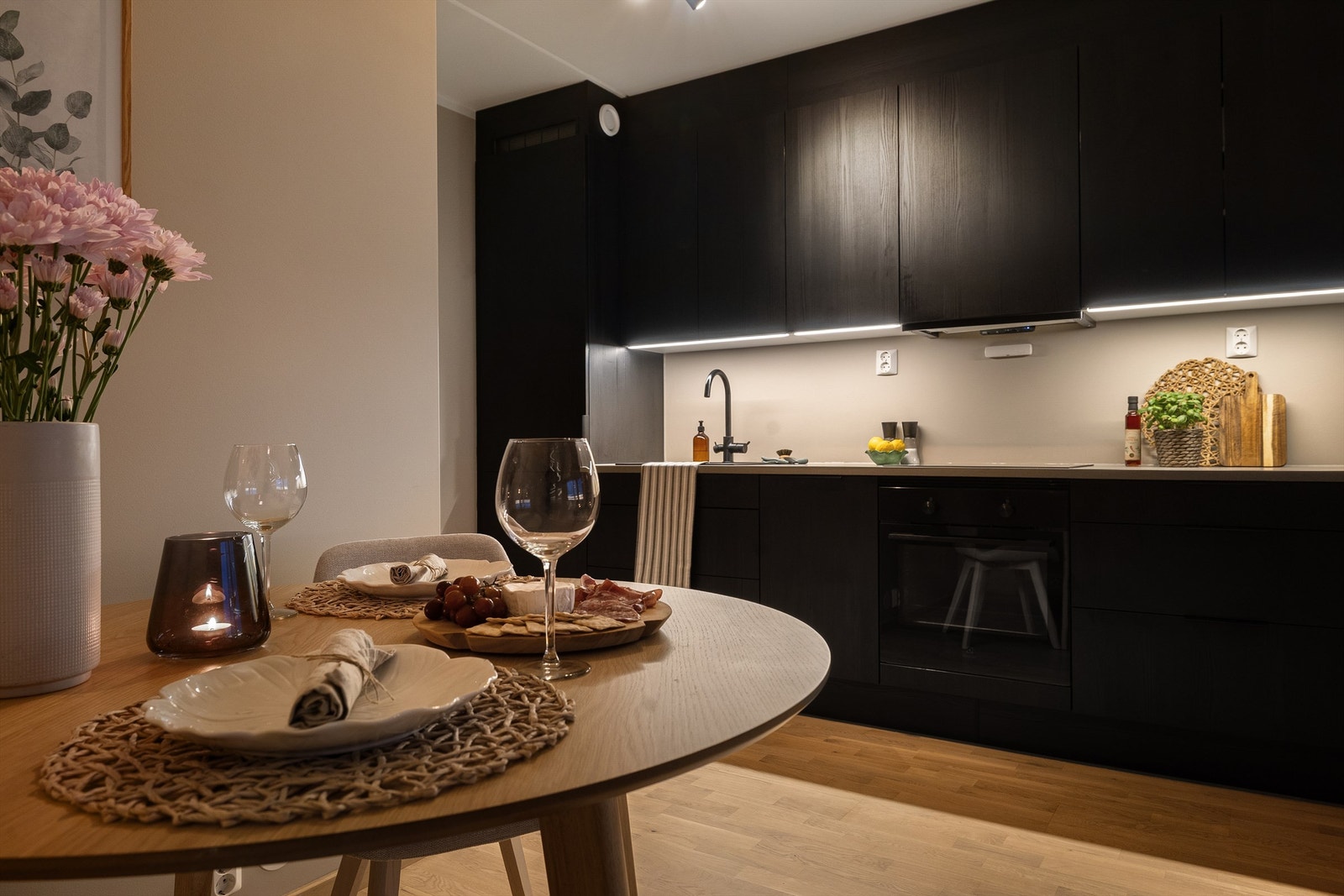 Stuen glir over i en åpen og sosial kjøkkenløsning. Galleribilde