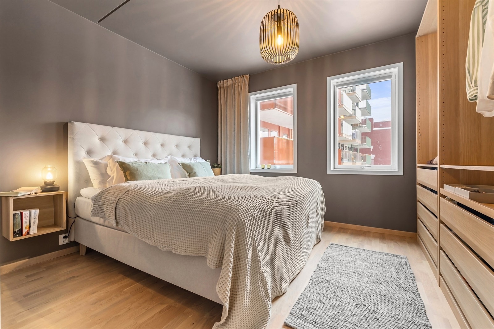 Soverommet har god plass til dobbeltseng og tilhørende nattbord. Galleribilde