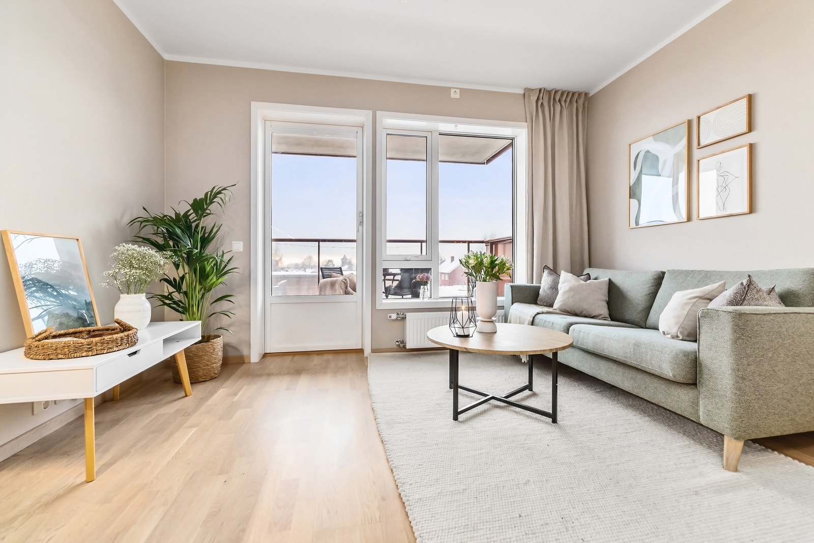 Leiligheten er oppvarmet via radiatorer tilknyttet felles varmesentral, samt Vannbåren gulvvarme på bad. Galleribilde