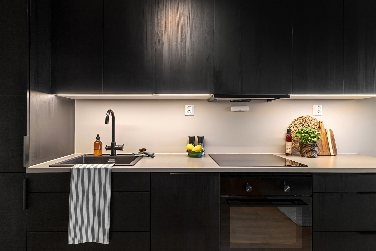 Det er montert både lekkasjestopper og komfyrvakt. Galleribilde