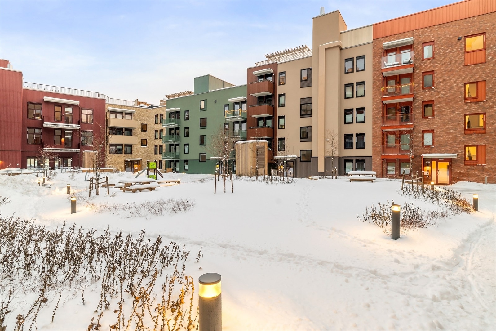 Borettslaget har også en hyggelig og pent opparbeidet bakgård med grøntarealer, sittegrupper, lekeplass og beplantning. Galleribilde