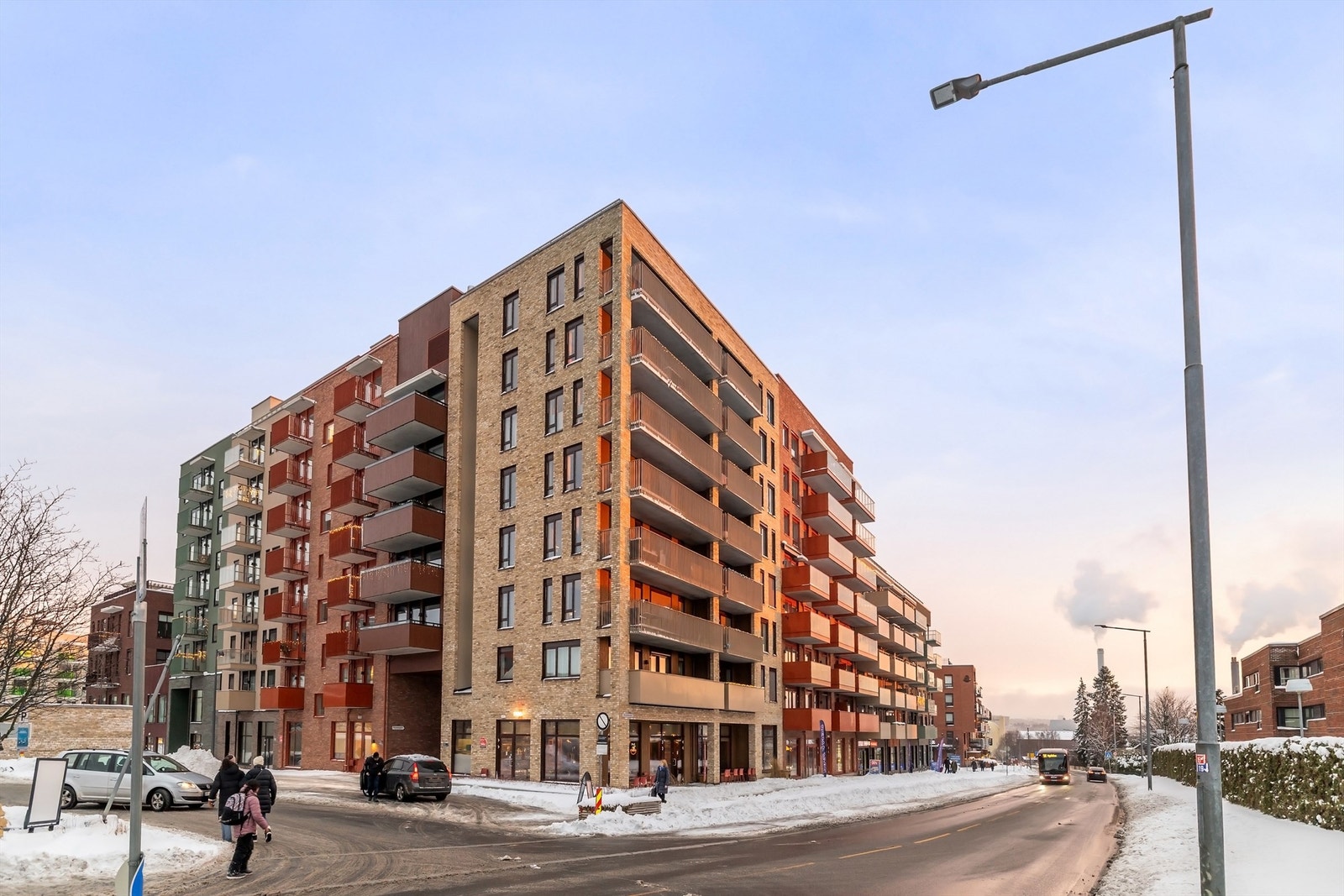 Beliggenheten er meget sentral og populær i et område under utvikling, og som er både barnevennlig og trygt med flere barnehage- og skoletilbud i nærheten. Galleribilde