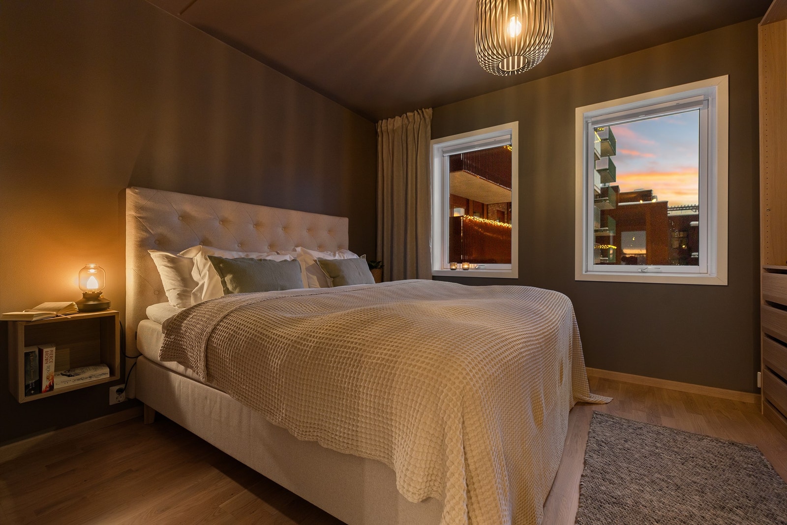 Romslig soverom som vender ut mot bakgård. Galleribilde