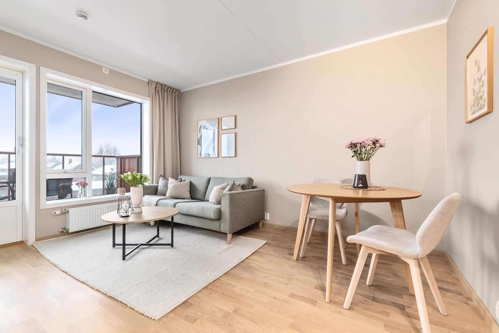 Felleskostnadene inkluderer for øvrig blant annet fyring og v. vann (a-konto). Galleribilde