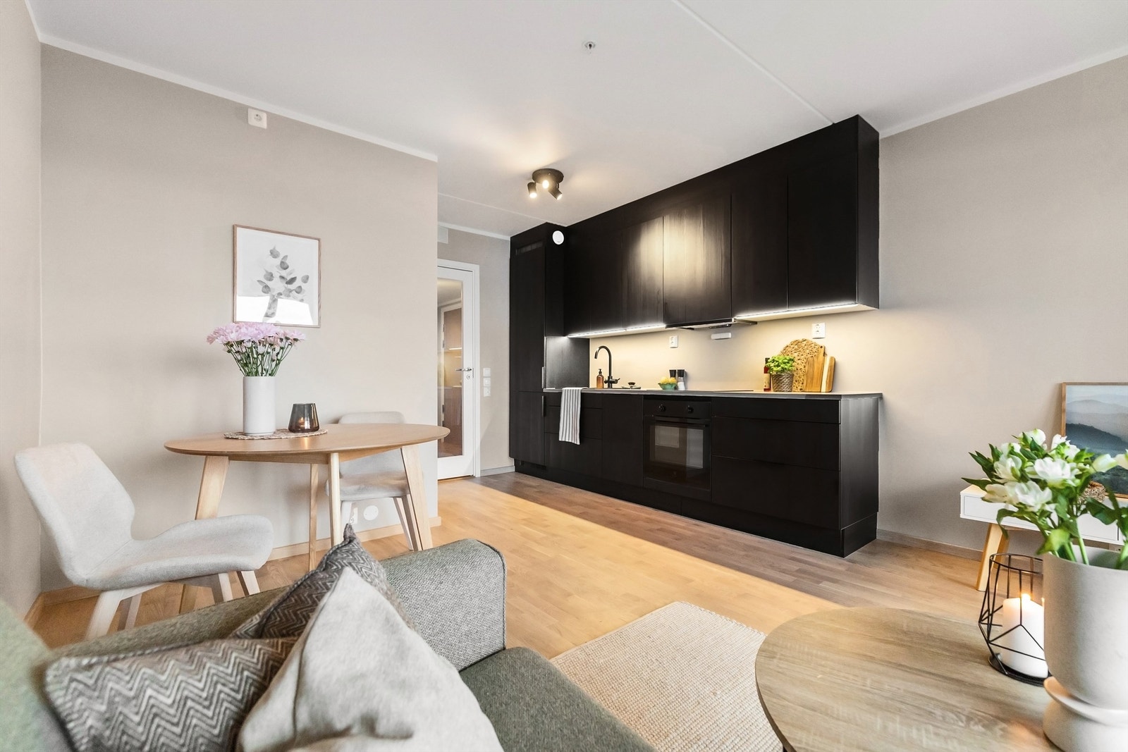 Kjøkkenet har slette, sorte fronter, laminat benkeplate, nedfelt oppvaskkum i kompositt og ett-greps blandebatteri. Galleribilde