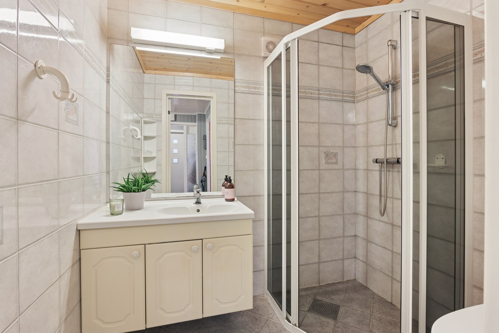 Flislagt bad med varmekabler, dusjhjørne, wc og servantskap. Galleribilde