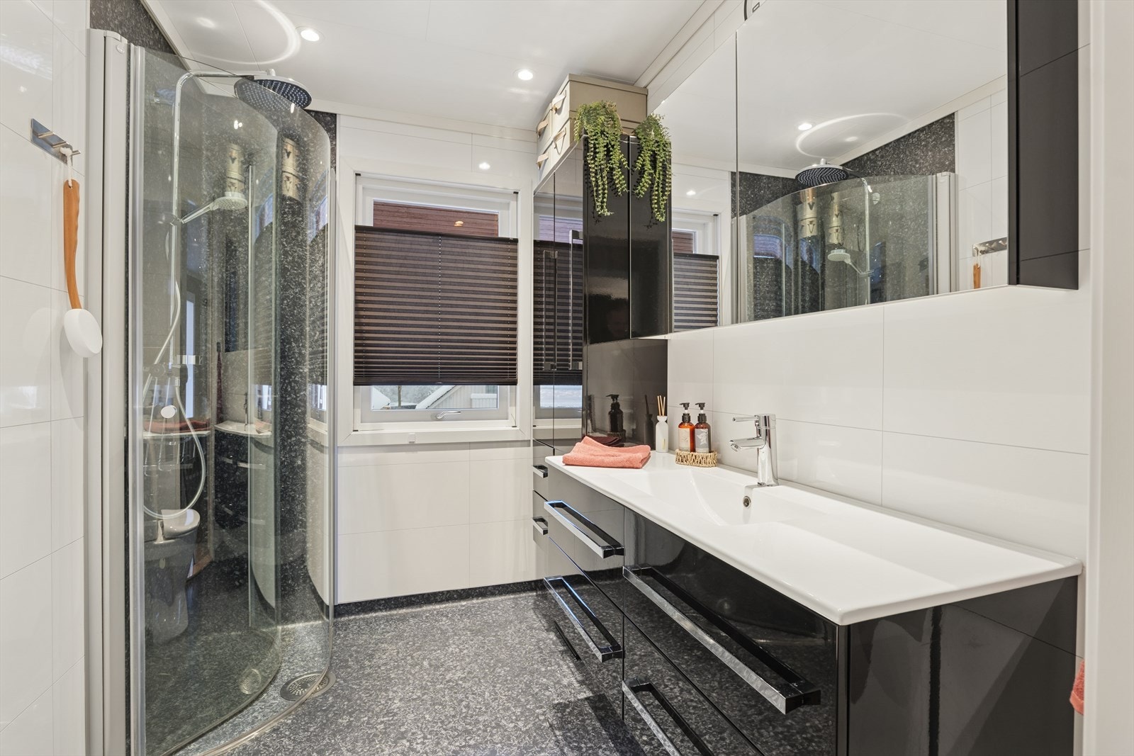 Flott bad fra 2020 med varmekabler, wc, dushjørne og romslig servantskap. Galleribilde