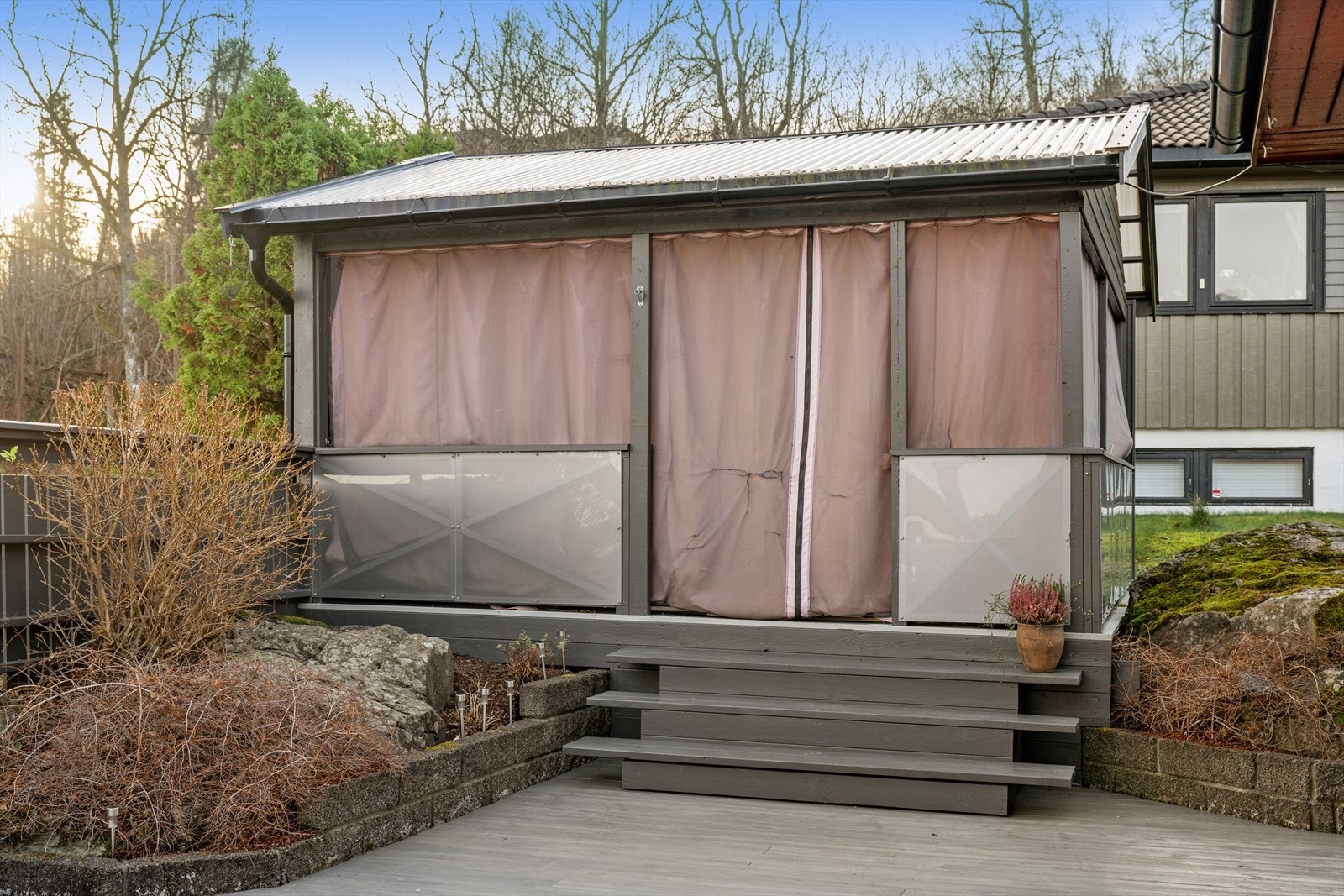 Hagestua fungerer som praktisk oppbevaringsplass for utemøblene i vinterhalvåret. Galleribilde