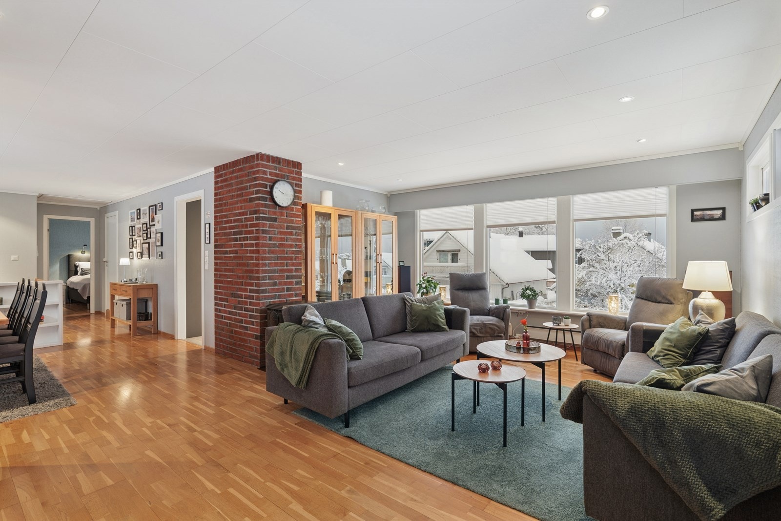 Lys og stor vinkelstue. Galleribilde