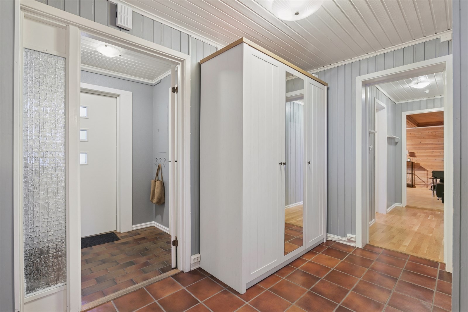 Hall med god garderobeplass. Galleribilde