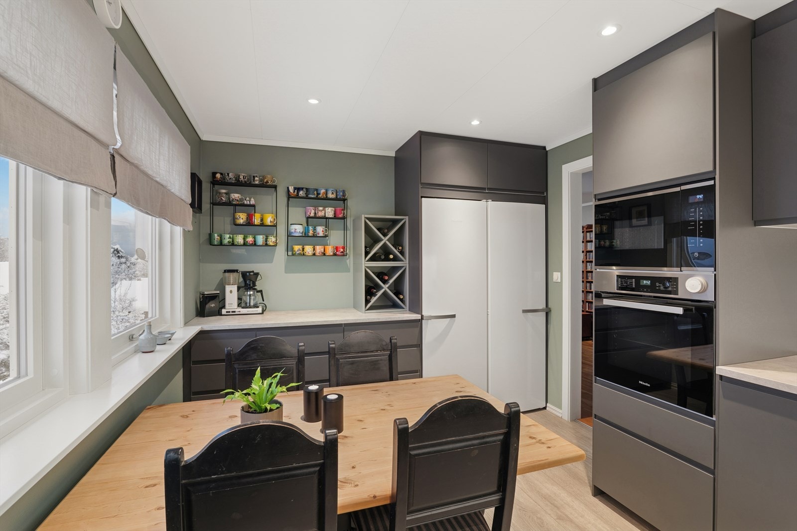 Frittstående kjøleskap og fryseskap medfølger. Galleribilde