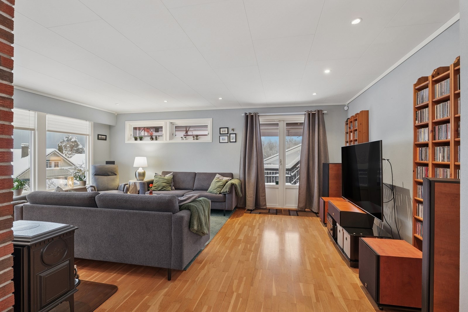 Stua er utstyrt med både vedovn og varmepumpe. Galleribilde