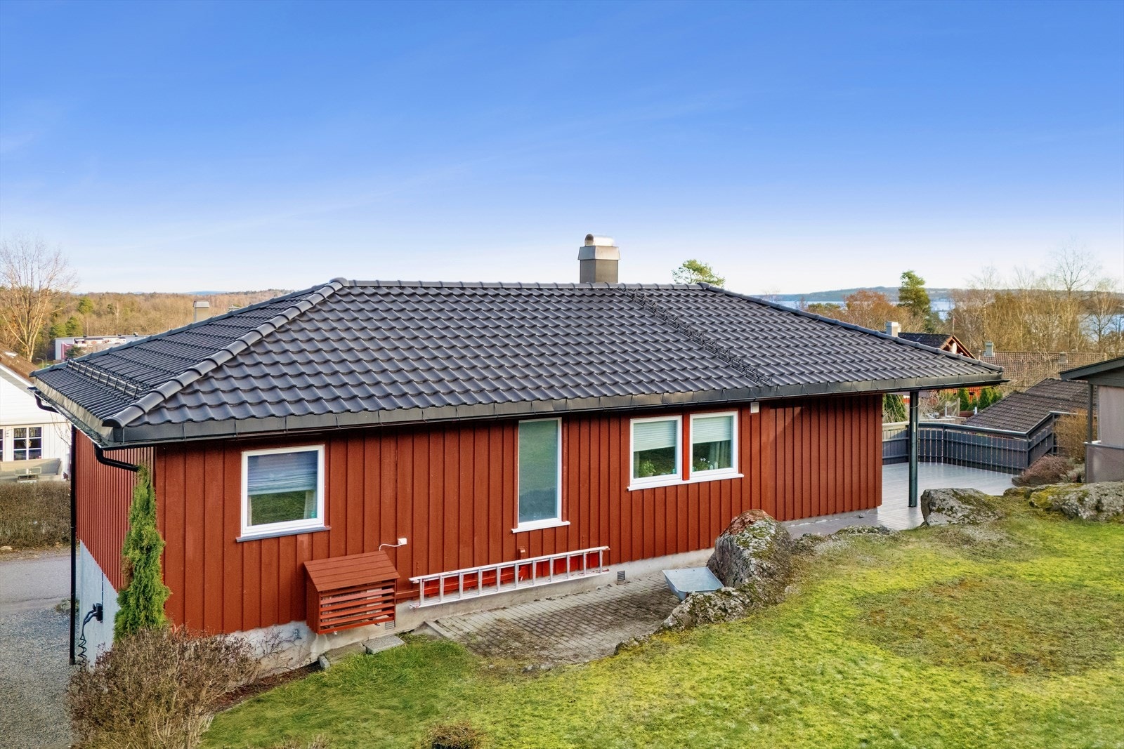 Det er anlagt plen mot vest, og det er noe gløtt av sjø fra eiendommen. Galleribilde