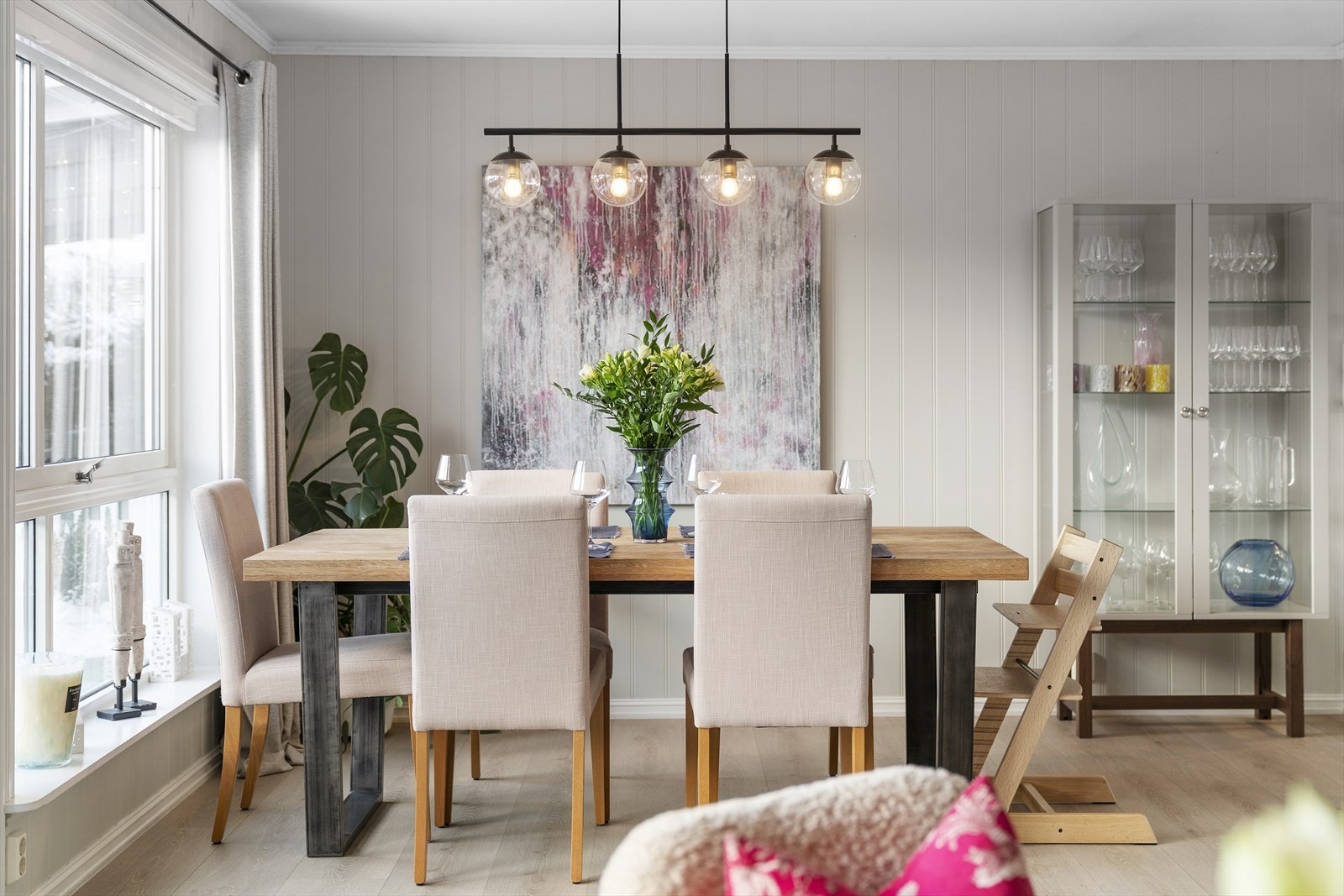 Her er det god plass til et langt spisebord! Galleribilde