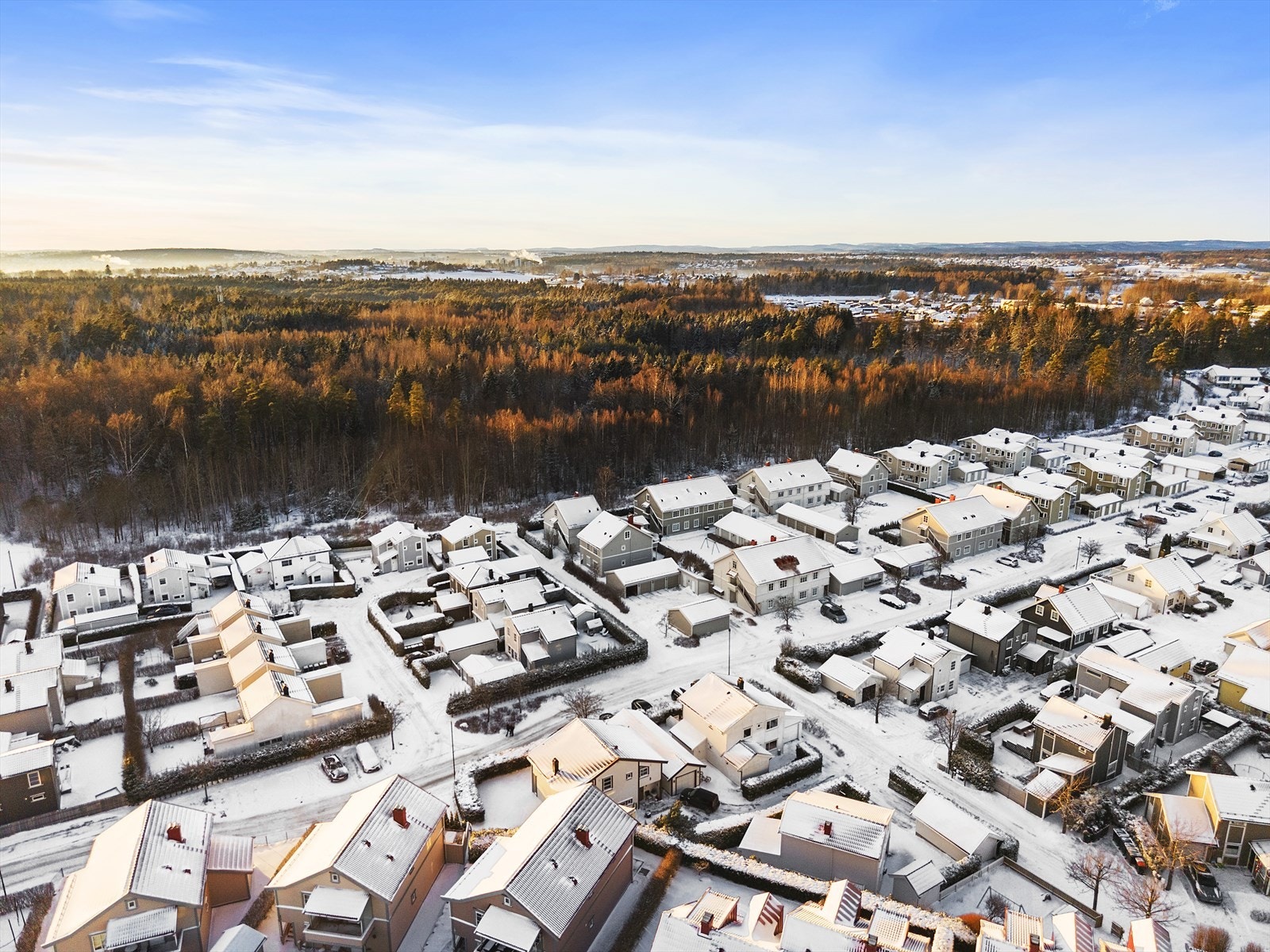 Det er også kort vei til Tønsberg sentrum, en av landets eldste og mest sjarmerende byer. Her finner du et yrende byliv med restauranter, caféer, shopping, kulturtilbud og den populære brygga som samlingspunkt gjennom hele året. Galleribilde