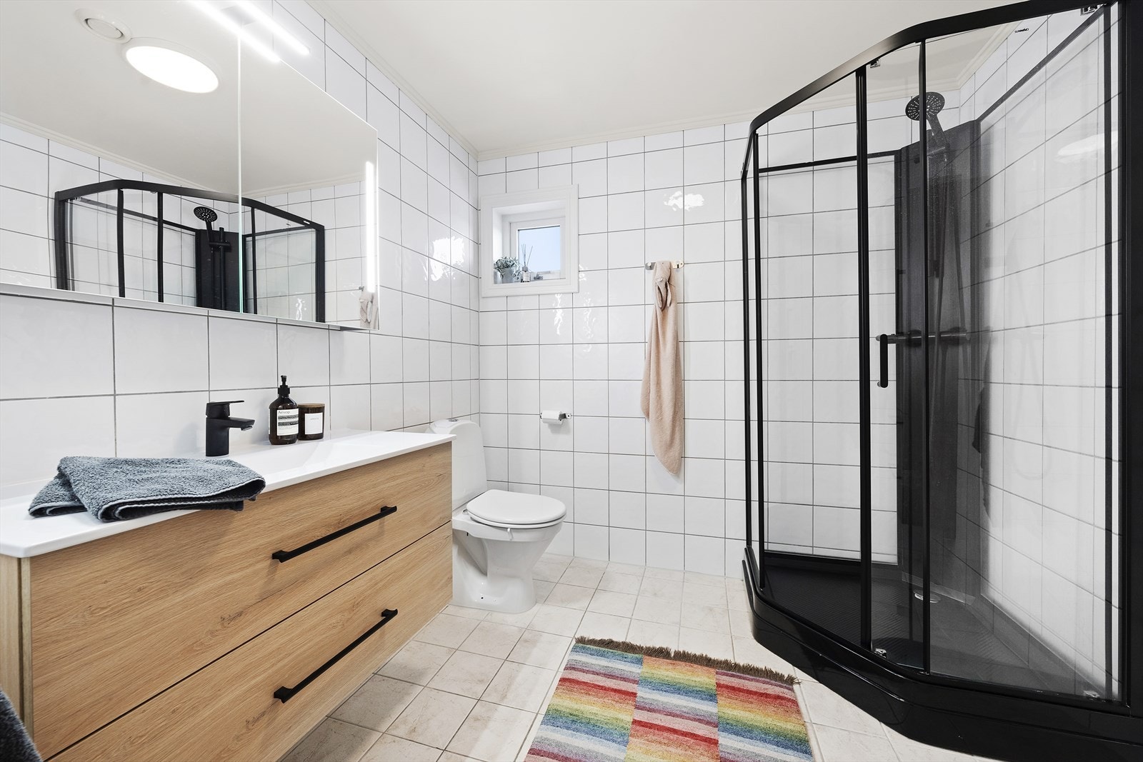 Badet i denne etasjen er flislagt med varmekabler og inneholder toalett, samt ny servantinnredning og dusjkabinett. Galleribilde