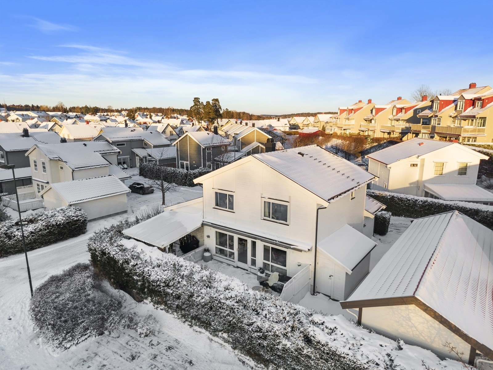 Her har du blant annet barnehage, barneskole og ungdomsskole i umiddelbar nærhet, og i nærområdet er det gode muligheter for ballspill, lek og fritidsaktiviteter i trygge og grønne omgivelser. Galleribilde