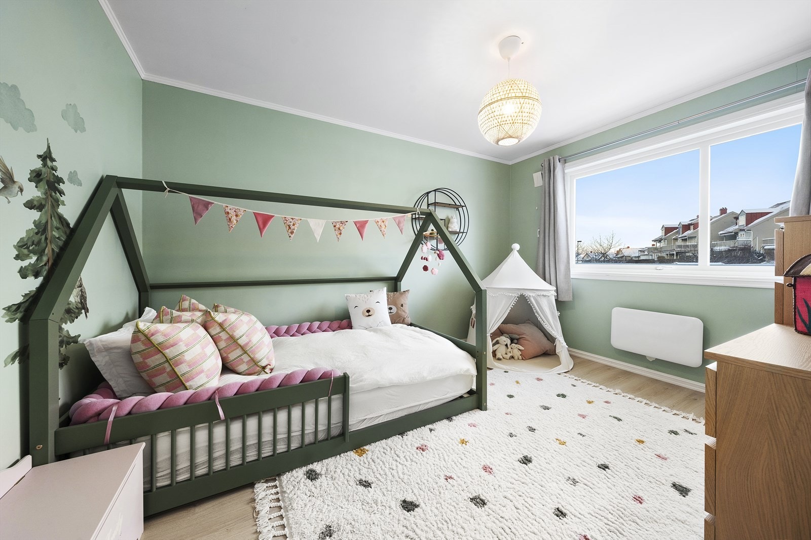 Soverom nr. to er et nydelig barnerom og her er det godt med naturlig lysinnslipp. Galleribilde