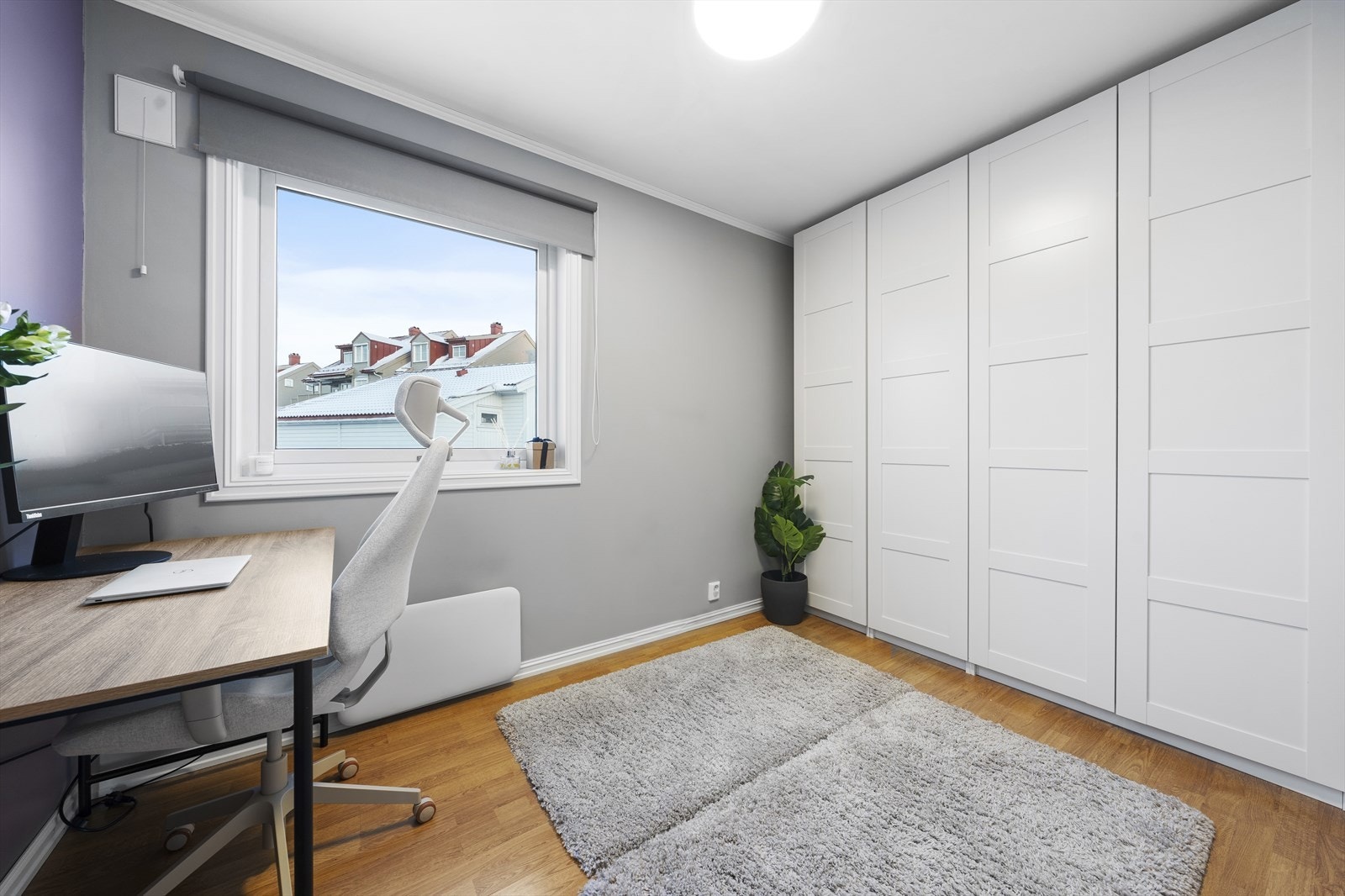 Soverom nr. fire har gode oppbevaringsmuligheter i garderobeløsning langs hele den ene langveggen. Galleribilde