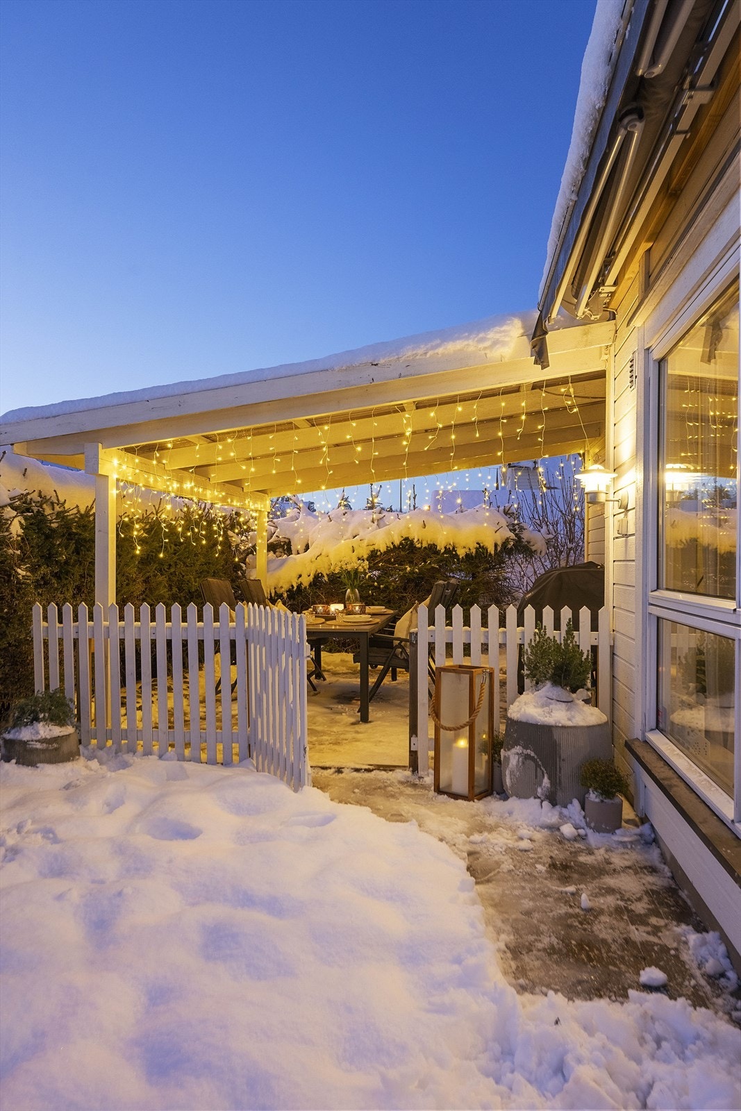 Fra stuen er det utgang til en flott, sørvestvendt terrasse med sol til langt på kveld på sommerstid. Galleribilde