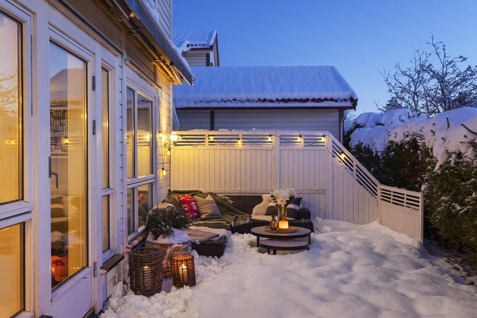 Uteplassen ligger lunt og fint til med god plass til ønskelig utemøblement og hyggelig beplantning. Galleribilde